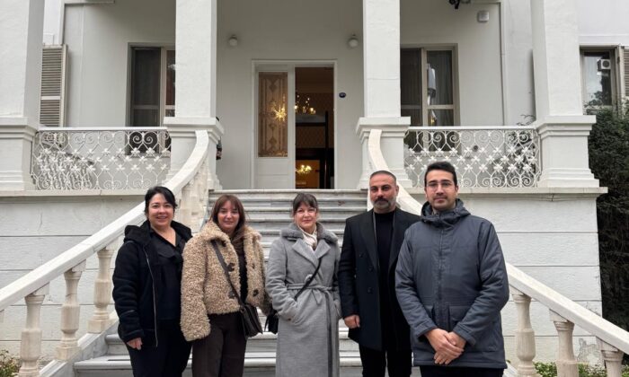 Ege Üniversitesi Rektör Yardımcılığı görevine atanan Prof. Dr. Tahir Yağdı’ya nezaket ziyaretinde bulunduk.